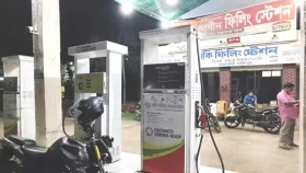 পরিমাণে কম দেওয়ায় তেলের পাম্প সিলগালা