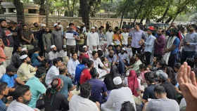 সকালেও যমুনার সামনে বিক্ষোভ চলছে