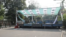 আ. লীগ নিষিদ্ধের দাবিতে সমাবেশ: চলছে মঞ্চ তৈরির কাজ