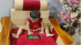 স্মার্টফোনের আসক্তি থেকে শিশুদের ফেরাবেন যেভাবে