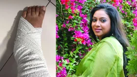 ক্র্যাচে ভর দিয়ে খুঁড়িয়ে খুঁড়িয়ে হাঁটছেন শাবনূর