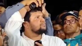 উপদেষ্টা  মাহফুজকে বোতল নিক্ষেপ, ডিবি কার্যালয়ে একজনকে জিজ্ঞাসাবাদ