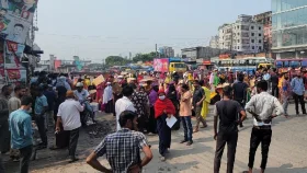 টঙ্গীতে বকেয়া বেতনের দাবিতে মহাসড়ক অবরোধ