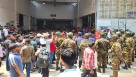 আইনশৃঙ্খলা বাহিনীর আশ্বাসে টঙ্গীতে অবরোধ প্রত্যাহার শ্রমিকদের