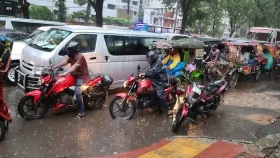 রাজধানীতে স্বস্তির বৃষ্টিতেও কর্মজীবীদের দুর্ভোগ