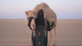 সৌদির মরুভূমিতে উটের সঙ্গে একা বসবাস নারীর