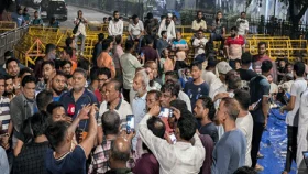 বৃষ্টি উপেক্ষা করে আন্দোলন চালিয়ে যাচ্ছেন ইশরাকের সমর্থকরা