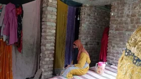 বিয়ের দাবিতে প্রবাসী প্রেমিকের বাড়িতে অনশন