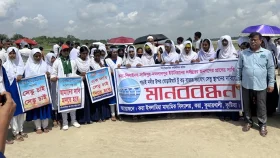 কুষ্টিয়ায় সেতু স্থাপনের দাবিতে মানববন্ধন