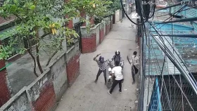 মগবাজারে পথচারীকে কুপিয়ে ব্যাগ ছিনতাই, ভিডিও ভাইরাল