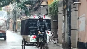 ভোর থেকেই রাজধানীতে বৃষ্টি, সঙ্গে বইছে বাতাস