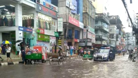 বরিশালে ১৪১ মিলিমিটার বৃষ্টিপাত রেকর্ড, বিভিন্ন সড়কে হাঁটু পানি 
