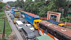 যানবাহনের চাপ বেড়েছে মহাসড়কে, সৃষ্টি হচ্ছে যানজট