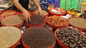 ঢাকায় মসলার দোকানে ক্রেতাদের ভিড়