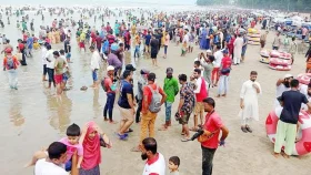 ঈদের ছুটিতে পর্যটকদের পদচারণায় মুখরিত কক্সবাজার সমুদ্র সৈকত
