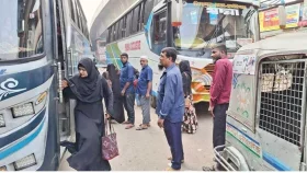 স্বস্তিতে ঢাকায় ফিরছে মানুষ