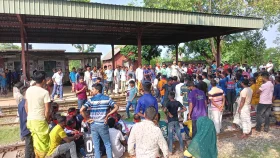 রেলপথ অবরোধ করে বিক্ষোভ, সারা দেশের সঙ্গে রেল যোগাযোগ বন্ধ
