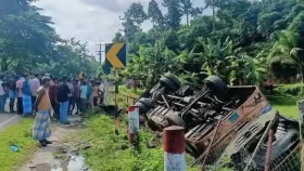 রামুতে বাস-কাভার্ডভ্যানের সংঘর্ষে নিহত ৩, আহত ১০