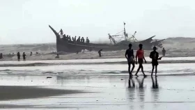 কক্সবাজার উপকূলে ভেসে এলো মাঝিবিহীন ট্রলার