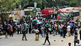 নতুনবাজারে ইউআইইউ শিক্ষার্থীদের ব্লকেড, যান চলাচল বন্ধ