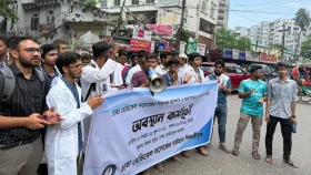 ঢামেক শিক্ষার্থীদের হল ছাড়ার নির্দেশ