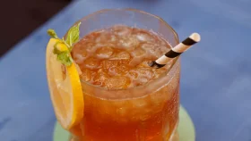 এই গরমে  এক গ্লাস ‘আইস টি’ শরীরকে ভেতর থেকে করে সতেজ