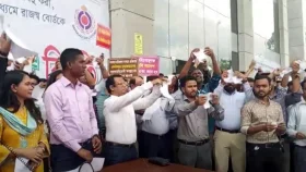 সংবাদ সম্মেলনে বদলির আদেশ ছিঁড়ে ফেলে এনবিআরে প্রতিবাদ