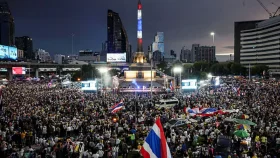থাই প্রধানমন্ত্রীর পদত্যাগের দাবিতে হাজারো মানুষের বিক্ষোভ