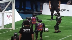 চীনে প্রথমবারের মতো ফুটবল খেললো এআইচালিত রোবট