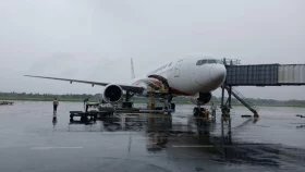 শাহ আমানতের রানওয়েতে আটকে গেলো বিমান
