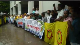 ৬ দফা দাবিতে স্বাস্থ্য সহকারীদের অবস্থান কর্মসূচি