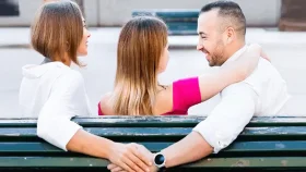 একজনের সঙ্গে প্রেম করছেন, তবুও আরেকজনকে পছন্দ, কী করবেন