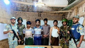 রোহিঙ্গা ক্যাম্পে অভিযান, অস্ত্র-টাকাসহ গ্রেপ্তার ৪