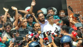 দাবি মেনে নেওয়ার পরেও এখনো অবরুদ্ধ দুই উপদেষ্টা