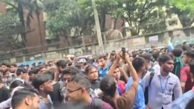 শিক্ষা উপদেষ্টার পদত্যাগের দাবিতে শিক্ষার্থীদের বিক্ষোভ