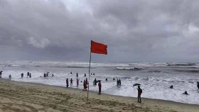 চার সমুদ্র বন্দরে ৩ নম্বর সতর্ক সংকেত