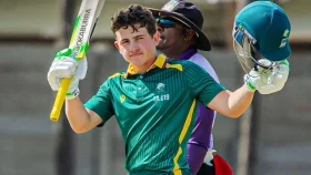 বিধ্বংসী ডাবল সেঞ্চুরিতে ১৮ বছর বয়সী ব্যাটারের বিশ্বরেকর্ড