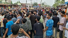 ১০ দফা দাবিতে গাজীপুরে শ্রমিকদের বিক্ষোভ