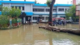 কলারোয়ায় টানা বৃষ্টিতে বিপর্যস্ত জনজীবন