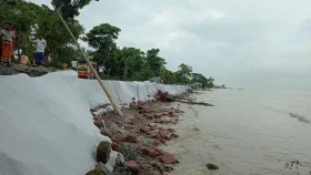 জরুরি বাঁধ নির্মাণে গড়িমসি, প্রাণ ঝুঁকিতে ২ হাজার পরিবার