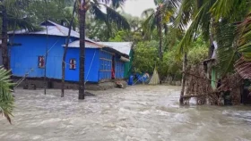 বেড়িবাঁধ ভেঙে হাতিয়া ও চরফ্যাশনের হাজারো মানুষ পানিবন্দি