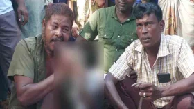 কাঁচা সাপ চিবিয়ে খেলেন সাপুড়ে