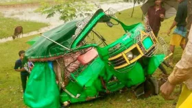 কক্সবাজারে ট্রেনের ধাক্কায় অটোরিকশার ৫ যাত্রী নিহত 