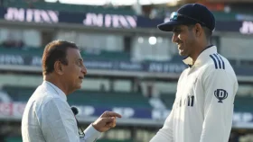 উত্তরসূরি গিলের হাতে কিংবদন্তি গাভাস্কারের উপহার