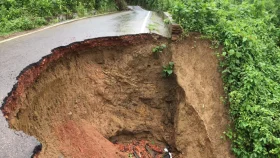 নাইক্ষংছড়ি-ঘুমধুম সড়কে ভাঙ্গন, দ্রুত সংস্কারের দাবি