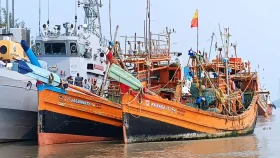 দেশের জলসীমায় ভারতীয় ফিসিং ট্রলারসহ ১৪ জেলে আটক 