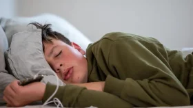 ঘুমের সময় মোবাইলফোন কতটা দূরে রাখবেন