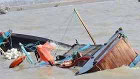 নেত্রকোনায় বালুবাহী নৌকা ডুবে নিখোঁজ ২ শ্রমিক