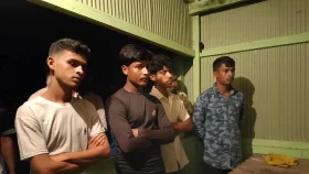 নিষিদ্ধ ছাত্রলীগের ৪ কর্মীকে পুলিশে দিলো জনতা