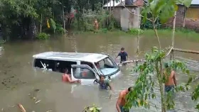 নিয়ন্ত্রণ হারিয়ে মাইক্রোবাস খালে, নিহত ৭